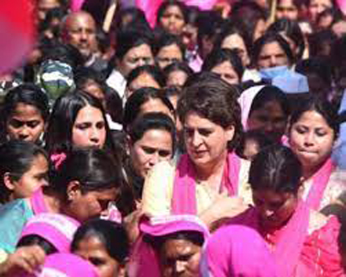 Priyanka Gandhi Foot March In Lucknow : प्रियंका गांधी का लखनऊ में पैदल मार्च, ढोल की थाप के बीच नारा, लड़की हूं, लड़ सकती हूं