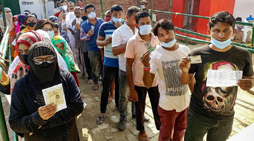 Seventh Phase Polling In Mau : मऊ में सातवें फेज का मतदान, मऊ में चार विधानसीट के लिए शाम पांच बजे तक 55.04 फीसद मतदान, चल रही है मतदान प्रक्रिया