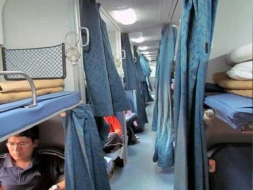 Bedroll Not Being Found In Trains : एसी कोच में यात्रियों को नहीं मिल रहा बेडरोल