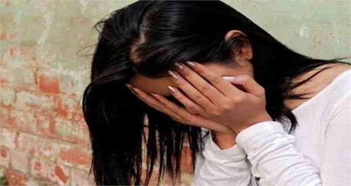 Girl student sitting in school bus molested: स्कूल बस में बैठी छात्रा से हुई छेड़छाड़, कार सवार युवकों ने स्कूल बस को रोक कर छात्रा से की छेड़छाड़, विरोध करने पर दी धमकी