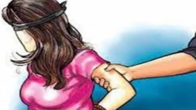 Young Man Molested Girl in Agra : सिरफिरे सरेराह पकड़ा युवती का हाथ, बोला- शादी नहीं की तो दे दूंगा जान