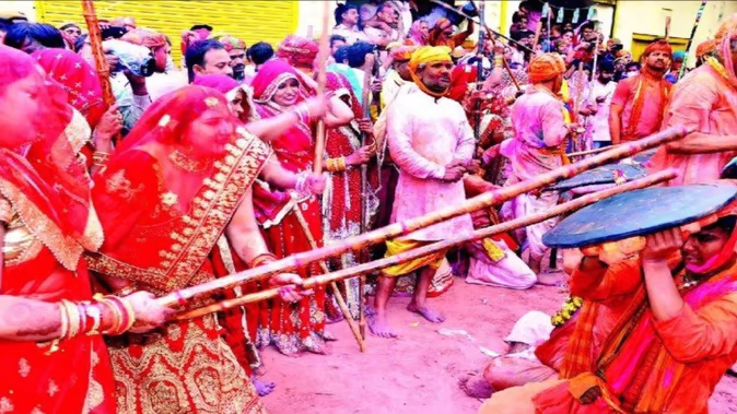 Lathmar Holi 2022 Preparations in Mathura : लठमार होली की तैयारी में जुटी कान्हा की नगरी, रंगभरनी एकादसी को होगा बड़ा आयोजन