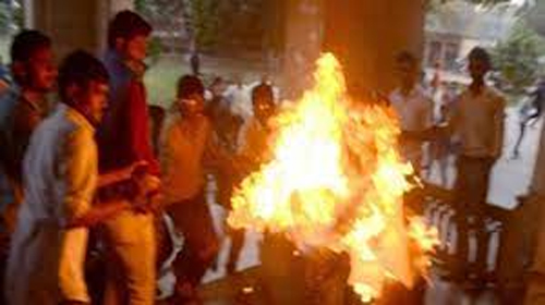 Lover Couple attempted Self Immolation in Kanpur : प्रेमी ने स्वयं को आग लगा प्रेमिका को लगाया गले