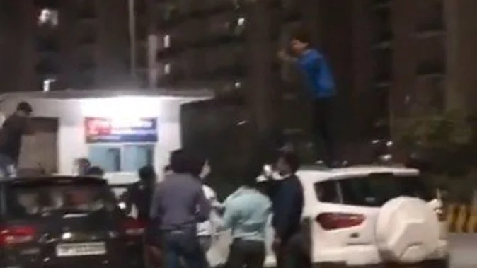 Drunken Youths Climbed on the Car : नशेड़ियों का चौकी के सामने उत्पात, कार के ऊपर चढ़ किया हंगामा