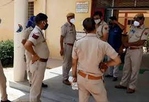 Ruckus of Female Constable in Mainpuri Hotel : सिपाही ने पति को देवरानी के साथ होटल में देख की हाथापाई