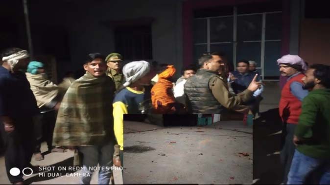 Fight in Peoples of SC and Tyagi in Village : दो पक्षों में मारपीट व पथराव, पुलिसकर्मी समेत कई घायल