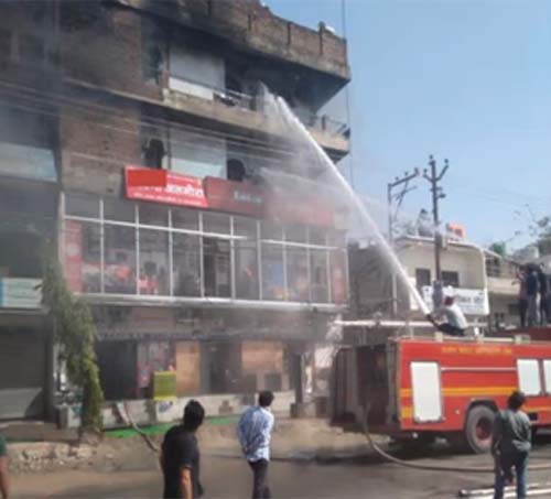 Short Circuit Fire in sultanpur : फर्नीचर की दुकान में आग से लाखों का नुकसान