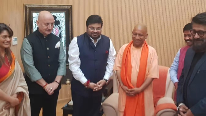 CM Yogi Meets to The Kashmir Files Team : सीएम योगी से मिली ‘द कश्मीर फाइल्स’ की टीम, सरकार ने यूपी में फिल्म को किया टैक्स फ्री