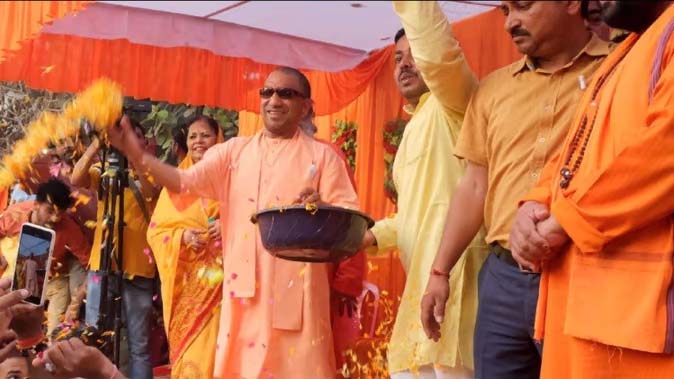 CM Yogi Took Part in Holi Festival : योगी आदित्यनाथ ने खेली फूलों की होली, गोरखपुर के होलीकोत्सव में शामिल हुए सीएम