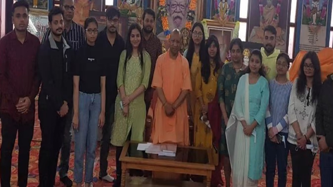 CM Yogi Meets Students Returned from Ukraine : यूक्रेन से लौटे छात्रों से योगी ने की मुलाकात, हर प्रकार के सहयोग का दिया आश्वासन