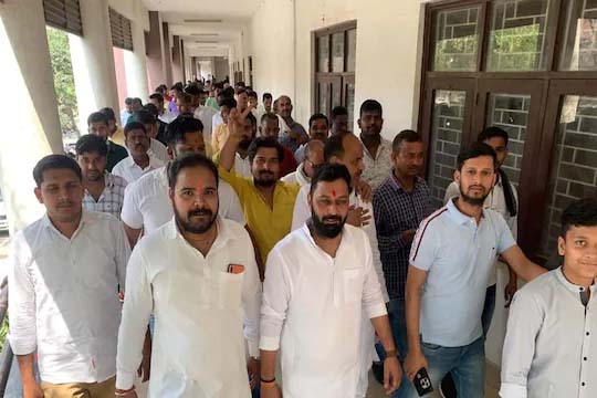 BJP MLC Son Filed Independent Nomination in Azamgarh : भाजपा में बगावत की सुगबुगाहट, योगी के करीबी एमएलसी के बेटे ने आजाद भरा पर्चा