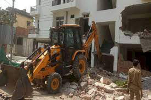 Bulldozer run in Lucknow : माफिया मकबूल अहमद के अपार्टमेंट पर चला बुलडोजर