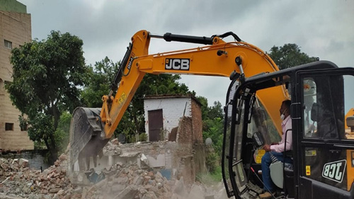 Bulldozer Run On Illegal Construction In Lucknow :   लखनऊ में अवैध निर्माण पर चला बुलडोजर, बाबा के बुलडोजर ने गैंगस्टर के अवैध मकान को ढहाया