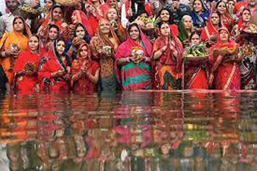 chaiti chhath festival : चैती छठ महापर्व, उदय होते सूर्य को अर्घ्य दे महिलाओं ने तोड़ा निर्जला उपवास