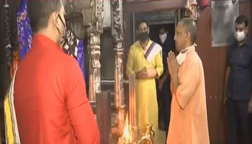 CM Yogi reached Varanasi : वाराणसी पहुंचे सीएम योगी, नेपाल के पीएम शेर बहादुर देउबा की अगवानी करेंगे