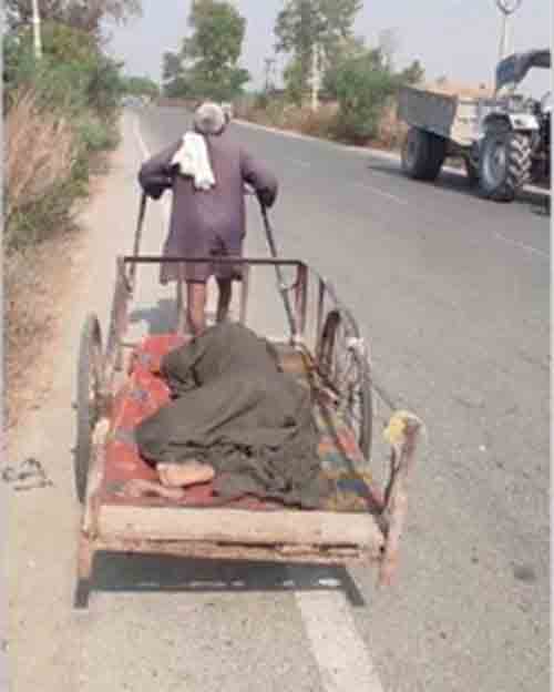 Elderly Brought Sick Wife on Handcart for not getting Ambulance in Ballia : चार किमी ठेला धकेल बीमार पत्नी को अस्पताल लेकर आया बुजुर्ग, फिर भी नहीं बची जान