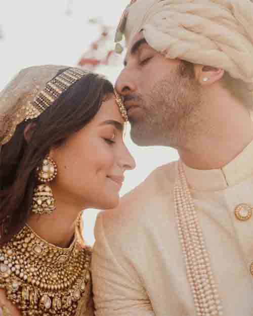 First Visuals From Ranbir-Alia Wedding: शादी के बंधन में बंधे रणबीर-आलिया, सामने आईं पहली तस्वीरें