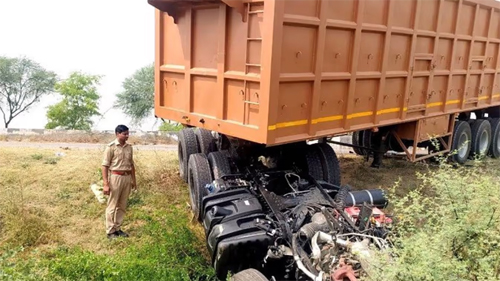 डंपरों की भिड़ंत में एक की मौत, तीन घायल : One Died Road accident in Jalaun