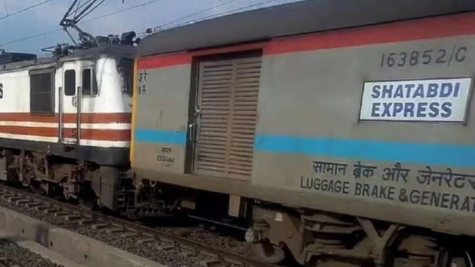 चूहे ने रोक दी शताब्दी एक्सप्रेस, फिर क्या हुआ, जानें पूरा किस्सा Fire Alarm of Shatabdi Express Rang due to Rat