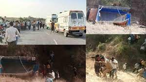 Two dies Horrific road Accident in Mainpuri : मकान में श्रद्धालुओं से भरी डीसीएम घुसने से दो की मौत