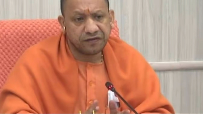 Chief Minister Yogi Adityanath Gave Instructions :  जिन जिलों में केस अधिक मिल रहे हैं वहां फेस मास्क लगाने को अनिवार्य करें