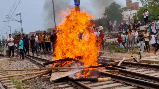 Train Burnt in Protest Against Agneepath in Ballia : एक पैसेंजर ट्रेन की बोगी को जला दिया, दो ट्रेनों में तोड़फोड़