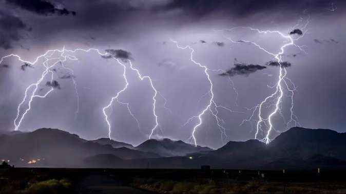 Lightning Took the Lives of 11 people : जंगल में पिकनिक मना रहे छह दोस्तों की मौत, आकाशीय बिजली ने ली 11 लोगों की जान