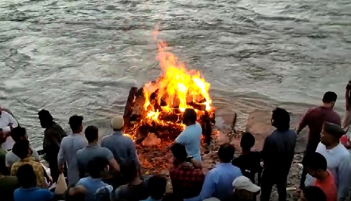 आखिरकार अंकिता भंडारी का हुआ अंतिम संस्कार, सीएम धामी ने परिवार की मांगों को माना, सड़क पर हुआ भारी बवाल