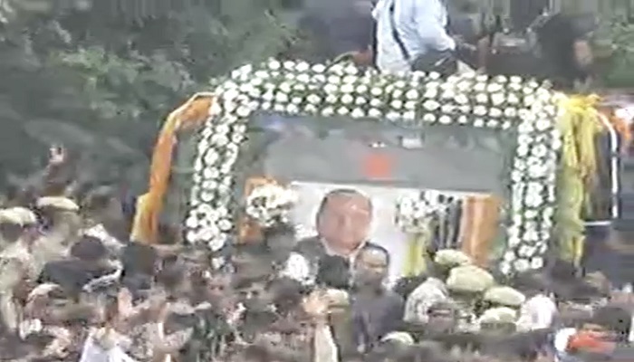 Mulayam Singh Yadav funeral: नेता जी की अंतिम यात्रा में उमड़ा जन सैलाब, फूलों से खास तरह से सजाया गया वाहन