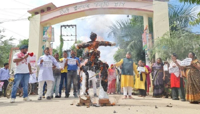 Varanasi: ‘आदिपुरुष’ के टीजर पर विवाद, काशी में  जलाए गए कलाकारों के पुतले