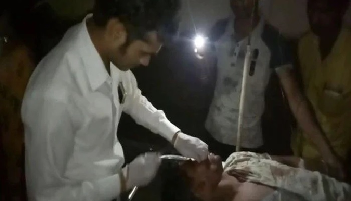 Firozabad: बिजली गुल इलाज जारी, सरकारी अस्पताल में टॉर्च की लाइट में मरीज को लगाए गए टांके