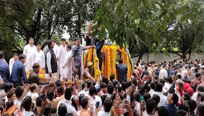 Mulayam Singh Yadav funeral: सैफई में जन सैलाब, कुछ देर में नेता जी के पार्थिव शरीर को दी जाएगी मुखाग्नि