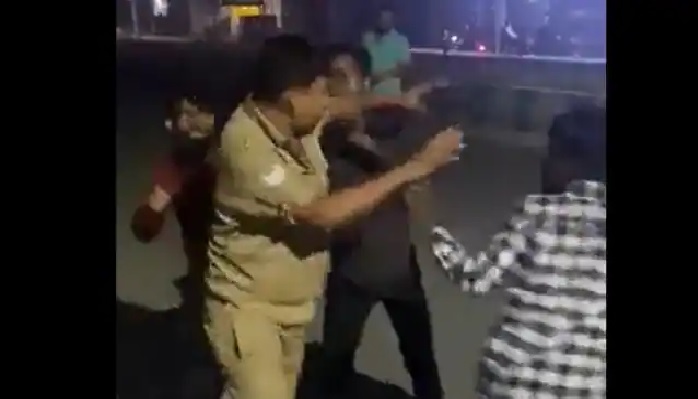 Lucknow: यूपी पुलिस के सिपाही को दबंगों ने सड़क पर दौड़ा-दौड़ा कर पीटा, फिर क्या हुआ जानिए