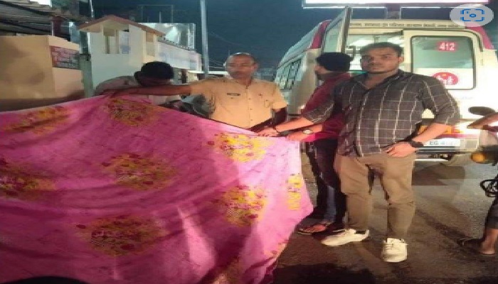 Varanasi: पुलिस कर्मियों ने पेश की संवेदनशीलता की मिसाल, प्रसव पीड़ा से तड़प रही महिला की ऐसे की मदद