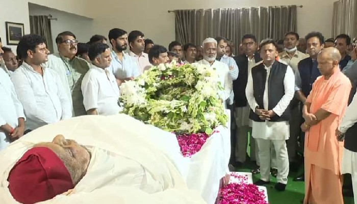 Mulayam Singh Yadav: सीएम योगी ने सैफई में नेताजी को दी श्रद्धांजलि, अखिलेश को बंधाया ढांढस