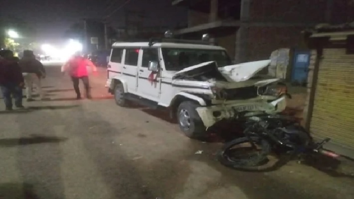 Sonbhadra Accident: तेज रफ्तार बोलेरो की चपेट में आने से बाइक सवार भाई-बहन और भांजी की मौत