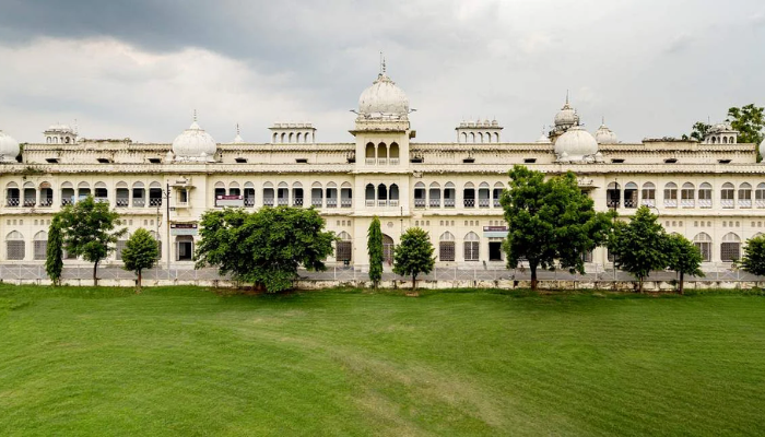 Lucknow: लखनऊ विश्वविद्यालय के शिक्षण कर्मचारियों की बढ़ाई जाए सेवानिवृत्ति, 62 से बढ़ाकर की जाए 65 वर्ष 