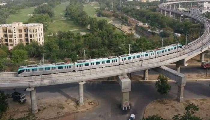 Noida Metro : कार्ड में कम हुए पैसे तो मेट्रो में नही मिलेगा प्रवेश