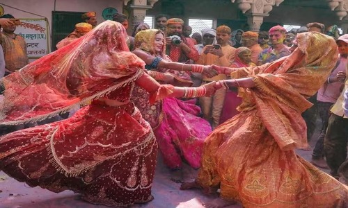 Holi 2023: मथुरा के मंदिर में अनोखी होली, आज देवर और भाभी एक-दूसरे को लगाएंगे रंग