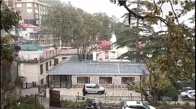 Mussoorie News: पहाड़ों की रानी मसूरी में बारिश और ओलावृष्टि से तापमान में आई भारी गिरावट