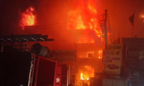 Kanpur Fire News: कानपुर में बड़ा हादसा! बांसमंडी हमराज मार्केट में लगी भीषण आग, 5 कॉम्प्लेक्स जलकर तबाह, 10 अरब से ज्यादा का नुकसान