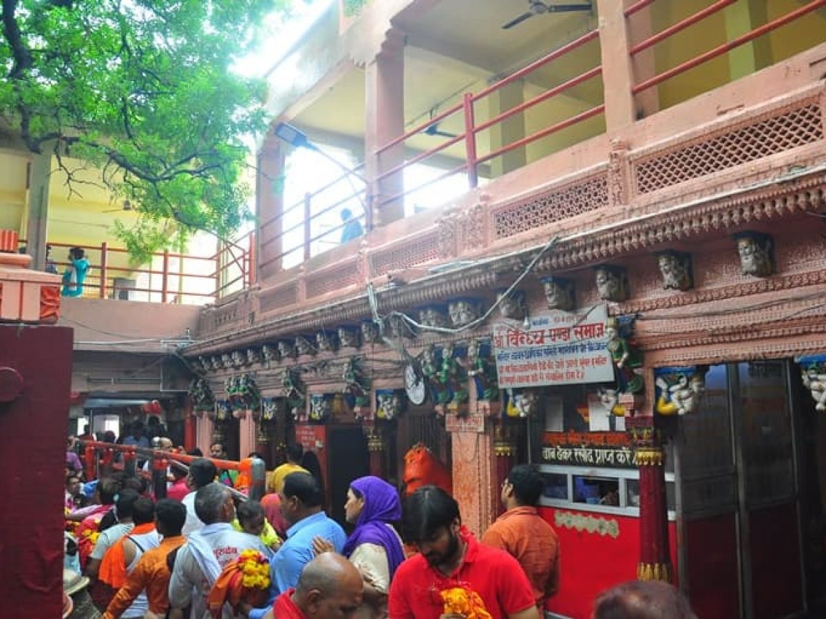 Vindhyachal Mandir News:विंध्य धाम में जयकारों से गूंजा मां विंध्यवासिनी का मंदिर, नवरात्र के तीसरे दिन भारी भीड़