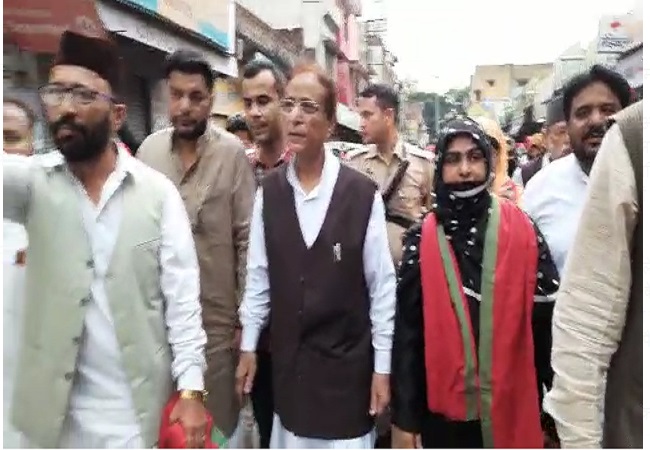 Azam Khan ने रामपुर में किया पैदल मार्च, लोगों से सपा के पक्ष में वोट करने की अपील की