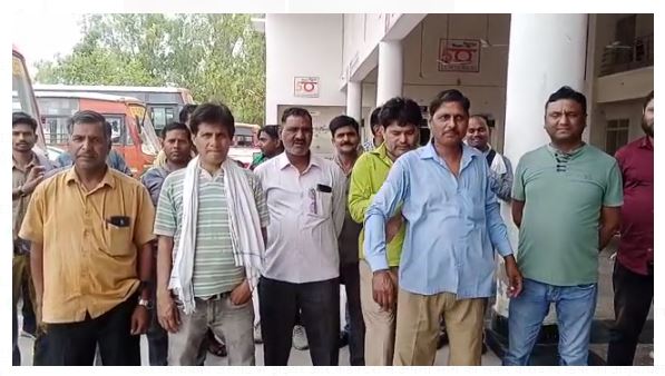 Barabanki News: बाराबंकी में रोडवेज कर्मचारियों ने किया चक्का जाम, लखनऊ आरएम के खिलाफ कर रहे कार्रवाई की मांग