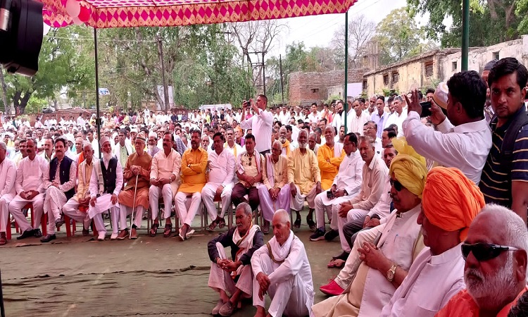 Fatehpur Sikri News: लोगों ने सुनी पीएम मोदी के ‘मन की बात’, सांसद चाहर बोले, ‘पीएम ने किसानों के लिए किए अनेक काम’