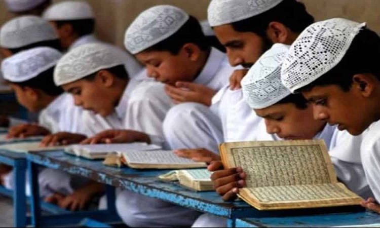 Deoband News: देवबंद में 100 मदरसों के पास नहीं है कोई मान्यता, चंदे पर हो रहा संचालन