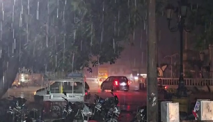 UP Weather Update: प्रदेश के कई इलाकों में झमाझम बारिश, कुछ हिस्सों में तेज हवा से मौसम हुआ सुहाना