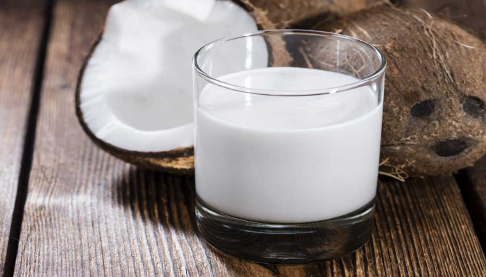 Coconut Milk: नारियल का दूध पीने से मिलता है शरीर को ये अचूक फायदे, जानें