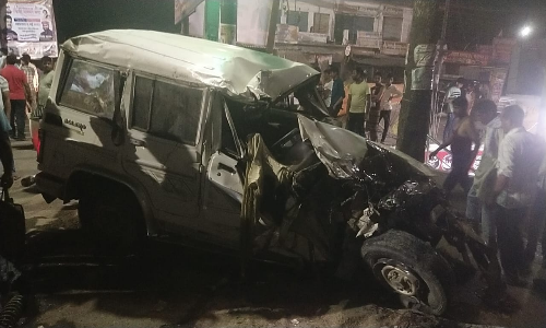 Sultanpur Accident: सुल्तानपुर में बोलेरो ट्रक की टक्कर में 4 घायल, अस्पताल में भर्ती