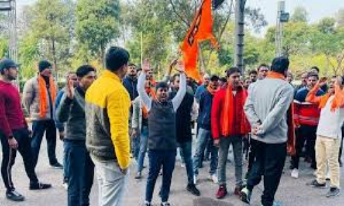 Uttarakhand Bajrang Dal: कर्नाटक चुनाव में बजरंग दल को बैन करने पर आज प्रदेश में जमकर प्रदर्शन, PFI से तुलना पर भड़के लोग